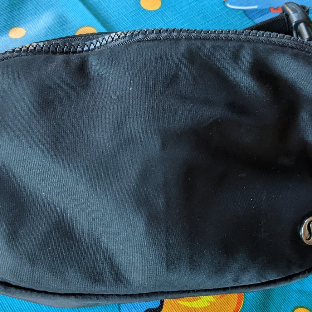 Lululemon hip pack in black- mini